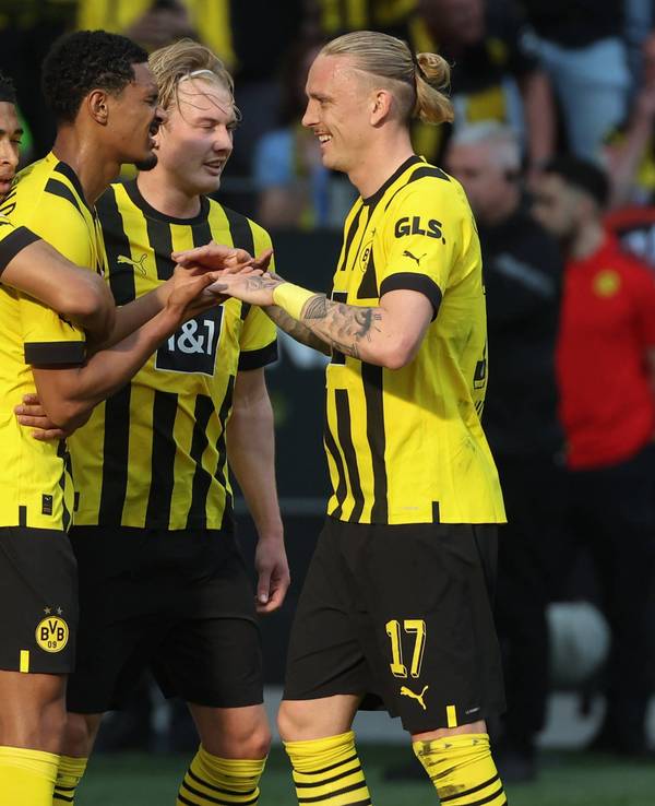 Dortmunds Jude Bellingham, Sebastien Haller, Julian Brandt und Marius Wolf jubeln gemeinsam.