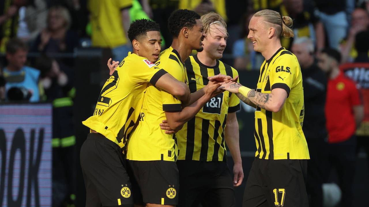 Dortmunds Jude Bellingham, Sebastien Haller, Julian Brandt und Marius Wolf jubeln gemeinsam.
