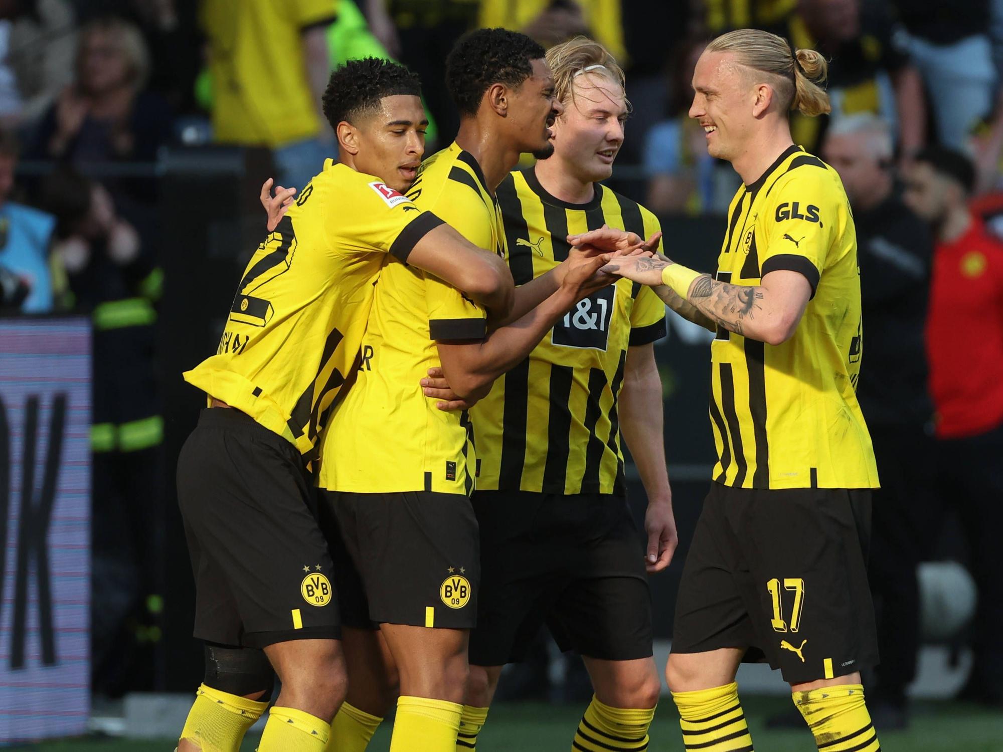 Dortmunds Jude Bellingham, Sebastien Haller, Julian Brandt und Marius Wolf jubeln gemeinsam.