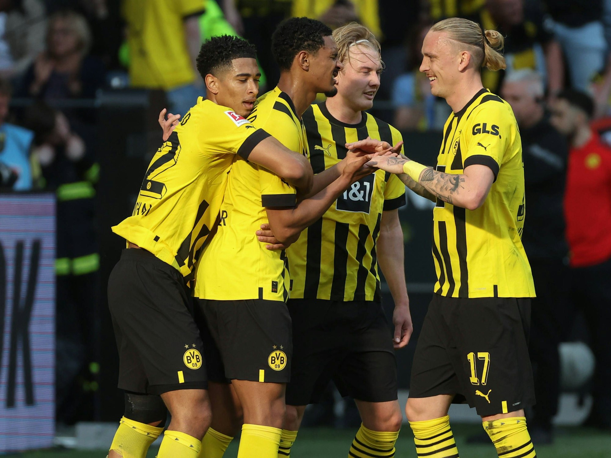 Dortmunds Jude Bellingham, Sebastien Haller, Julian Brandt und Marius Wolf jubeln gemeinsam.