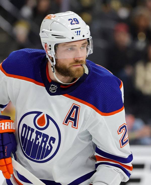 Edmonton-Star Leon Draisaitl schaut fokussiert beim Spiel gegen die Vegas Golden Knights.