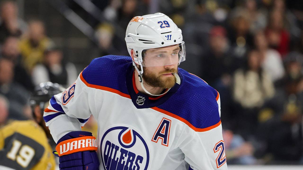 Edmonton-Star Leon Draisaitl schaut fokussiert beim Spiel gegen die Vegas Golden Knights.
