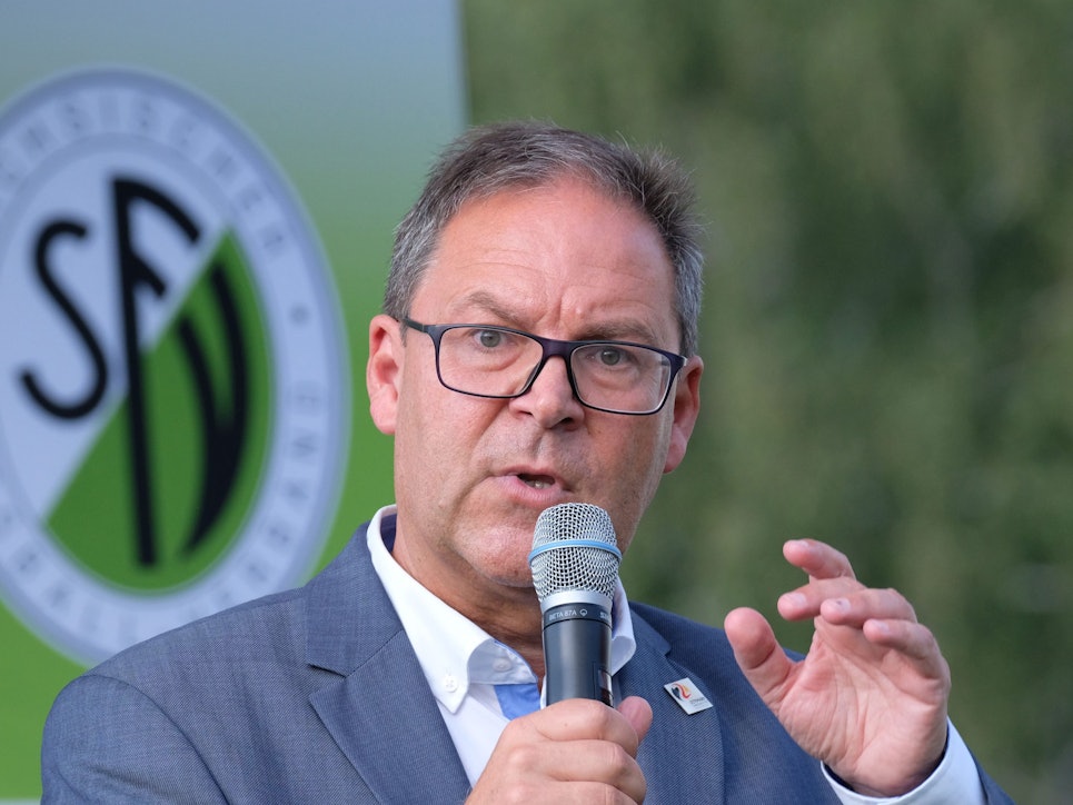 DFB-Vizepräsident Hermann Winkler spricht in ein Mikrofon.