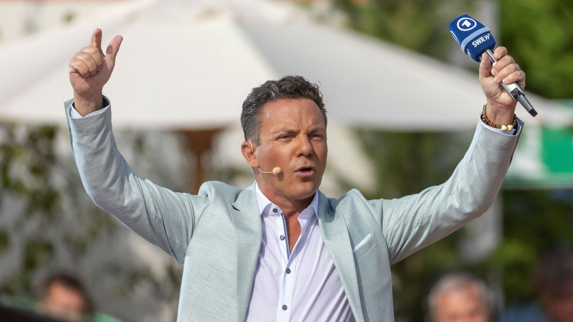 Moderator Stefan Mross steht während der Live-Übertragung der Sendung «Immer wieder sonntags» in der «Immer wieder sonntags»-Arena.