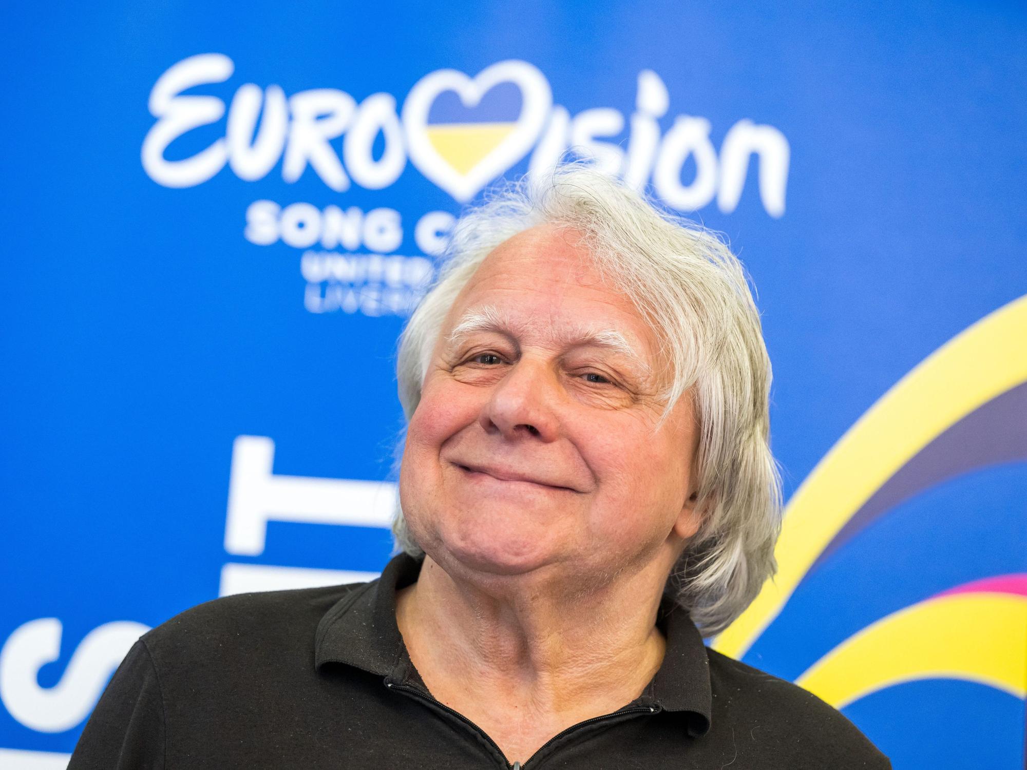 Peter Urban, Musikexperte beim Eurovision Song Contest (ESC), posiert am 13. Mai 2023 für ein Foto in seinem Hotel in der englischen Hafenstadt Liverpool.