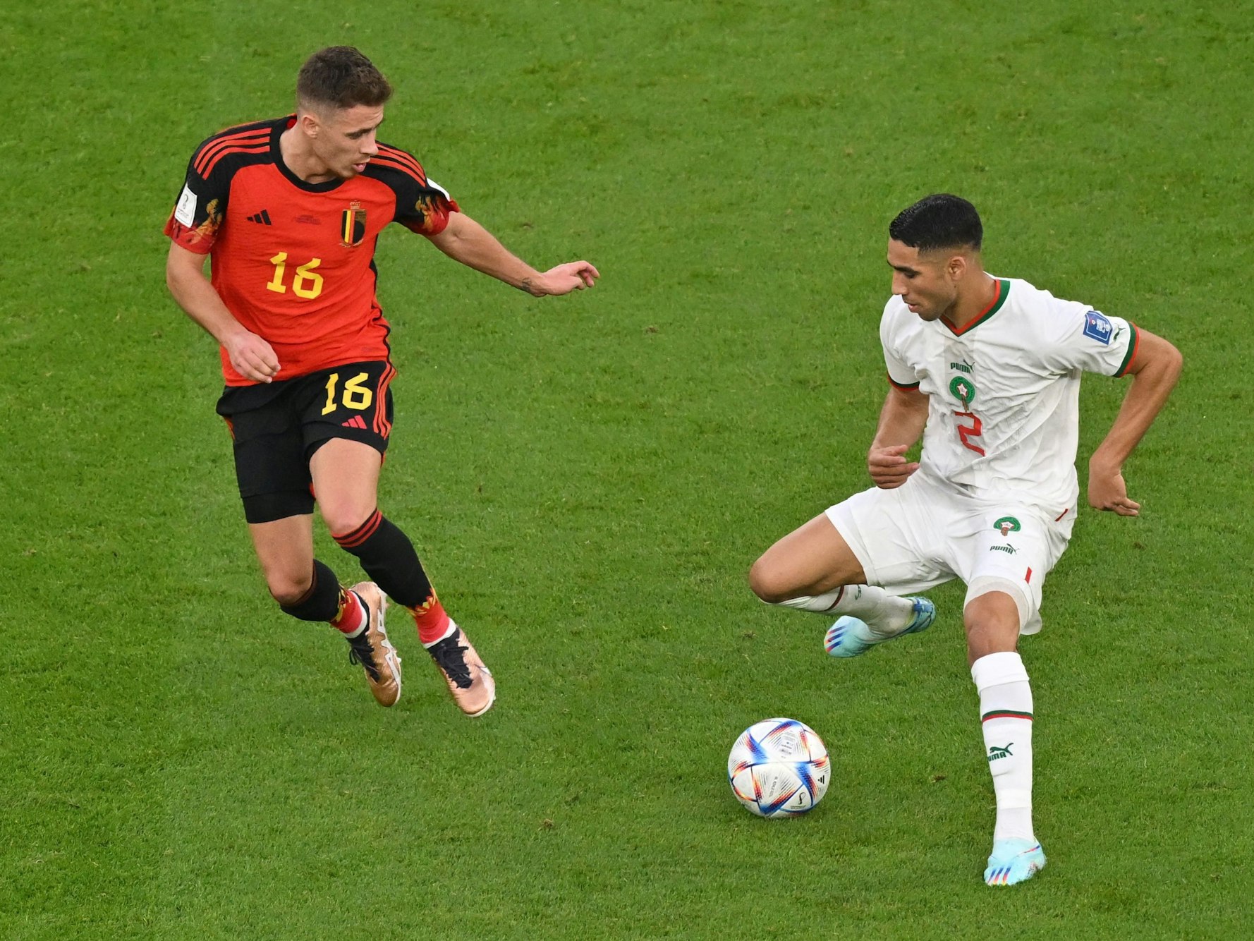 Achraf Hakimi verteidigt den Ball gegen Thorgan Hazard.