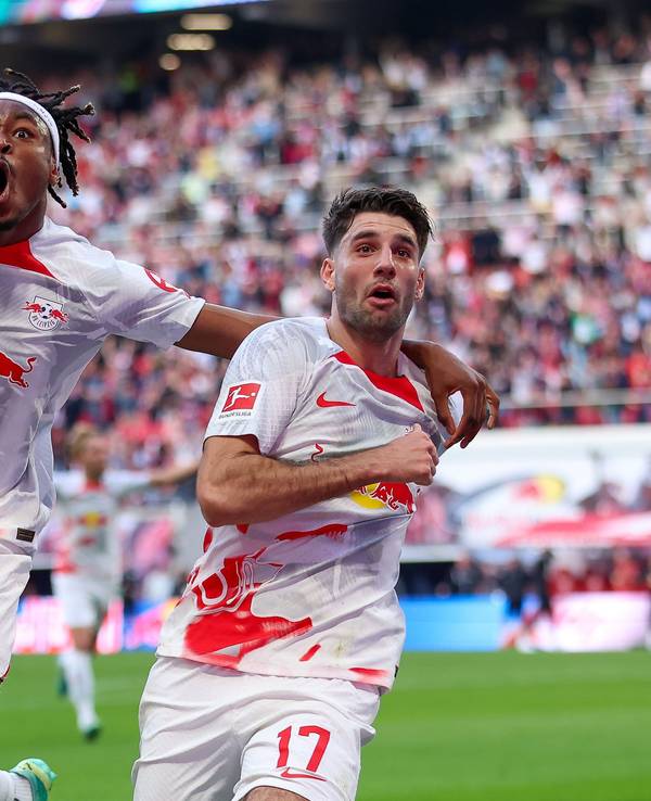 Leipzigs Mohamed Simakan und Dominik Szoboszlai jubeln nach Szoboszlais Treffer zum 2:1 gegen Werder Bremen