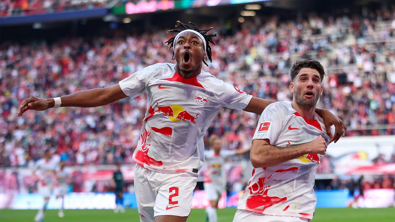 Leipzigs Mohamed Simakan und Dominik Szoboszlai jubeln nach Szoboszlais Treffer zum 2:1 gegen Werder Bremen