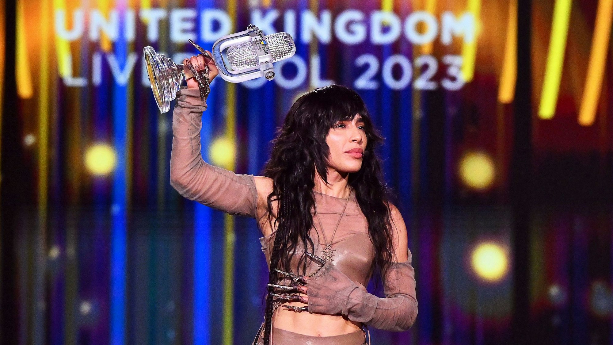 Loreen aus Schweden jubelt nach ihrem Sieg beim Finale des 67. Eurovision Song Contest (ESC) in der M&S Bank Arena mit der Trophäe auf der Bühne. Die Sängerin Loreen hat nach elf Jahren zum zweiten Mal für Schweden den Eurovision Song Contest gewonnen.