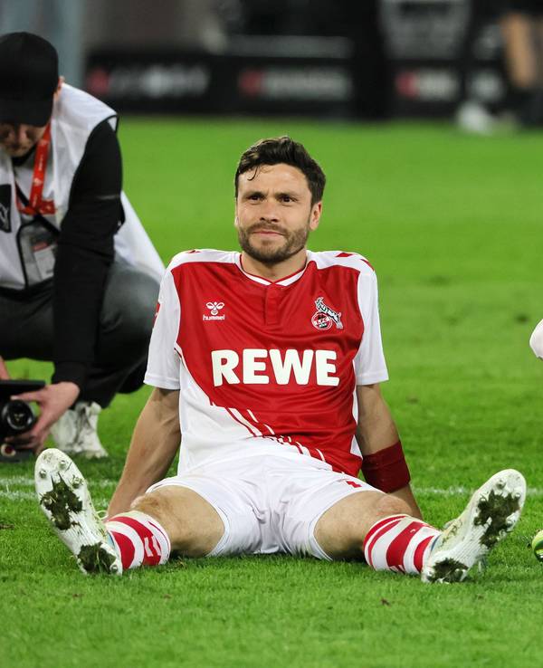 Jonas Hector und Timo Horn sitzen vor der Südkurve.