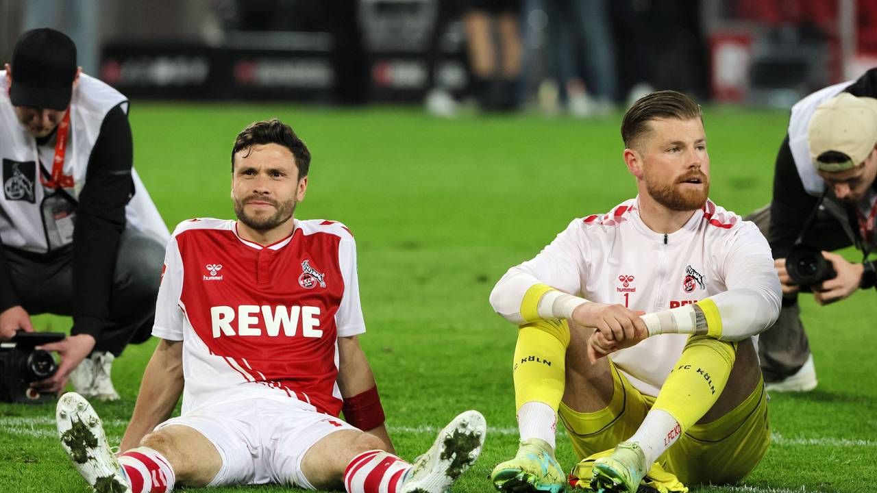 Jonas Hector und Timo Horn sitzen vor der Südkurve.