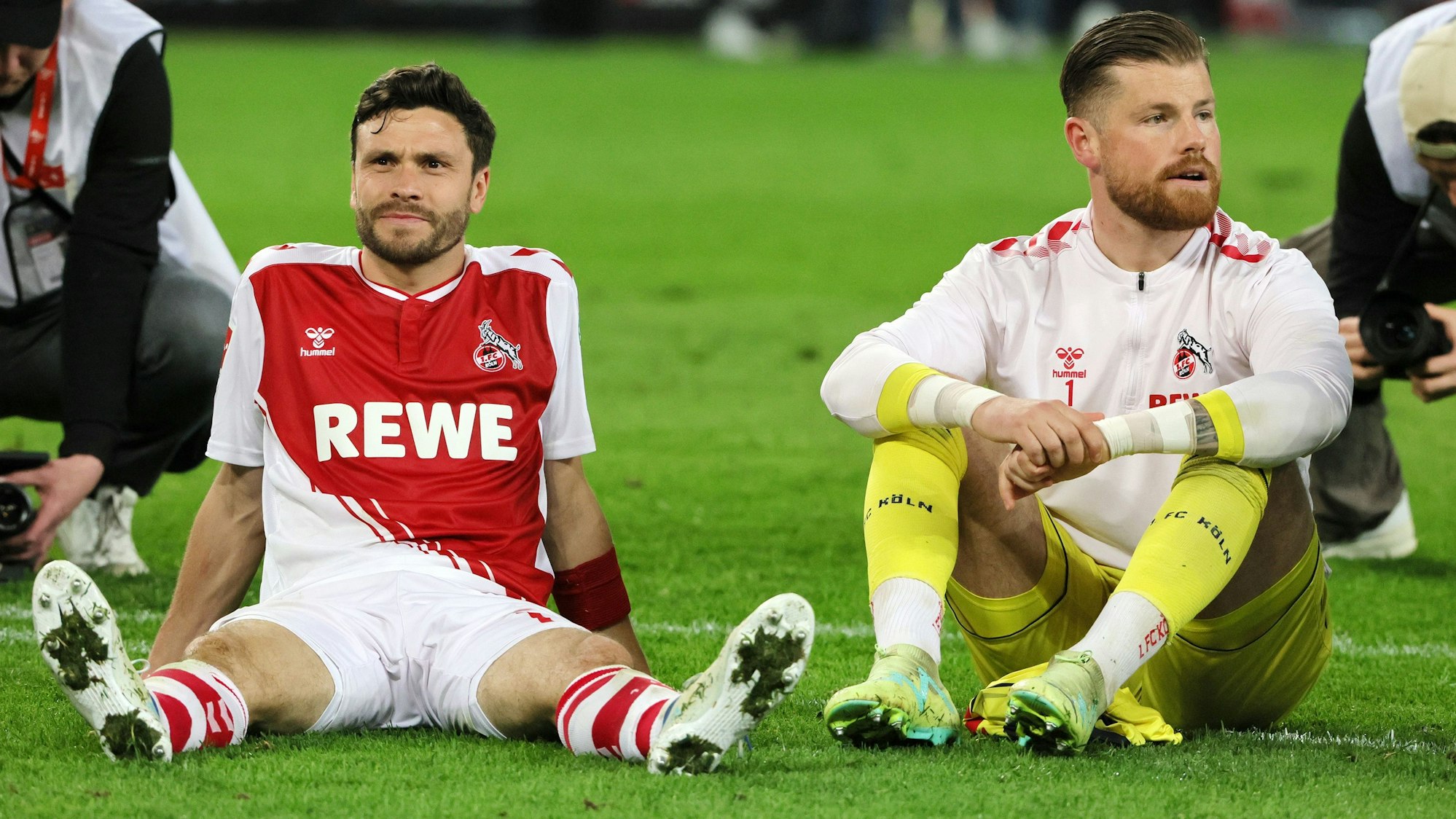 Jonas Hector und Timo Horn sitzen vor der Südkurve.