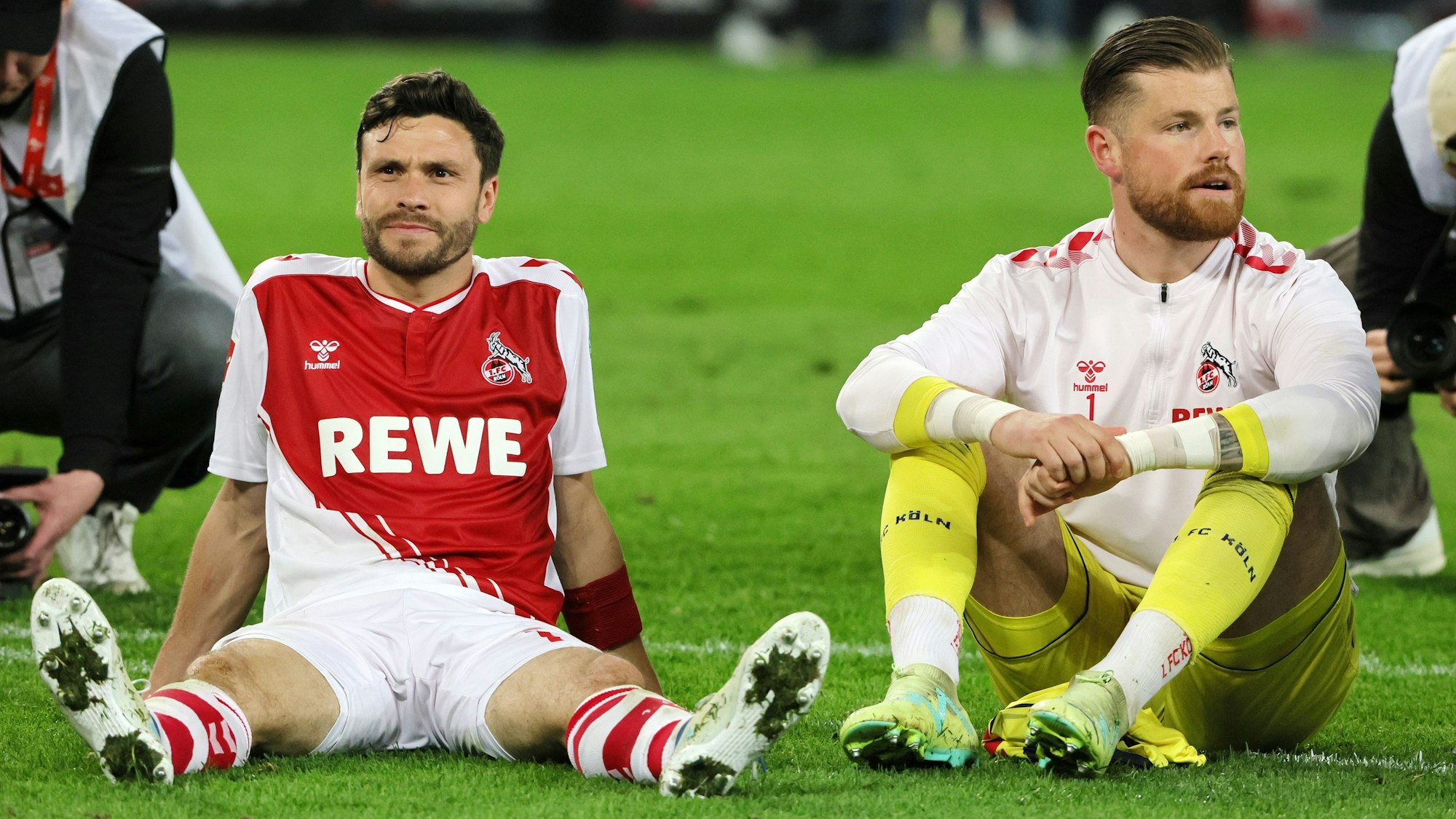 Jonas Hector und Timo Horn sitzen vor der Südkurve.