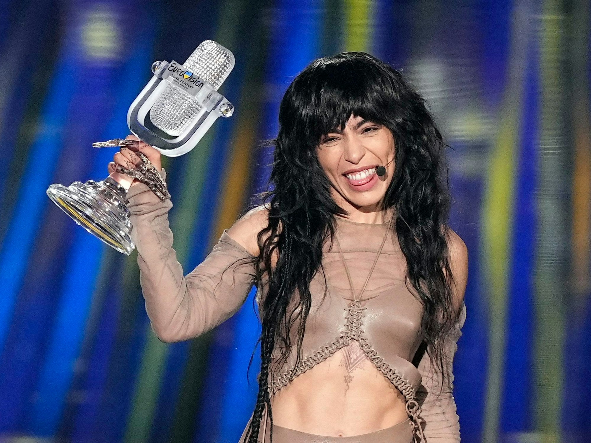 Loreen aus Schweden feiert mit der Trophäe, nachdem sie das große Finale des 67. Eurovision Song Contest (ESC) in der M&S Bank Arena in Liverpool, England, gewonnen hat.
