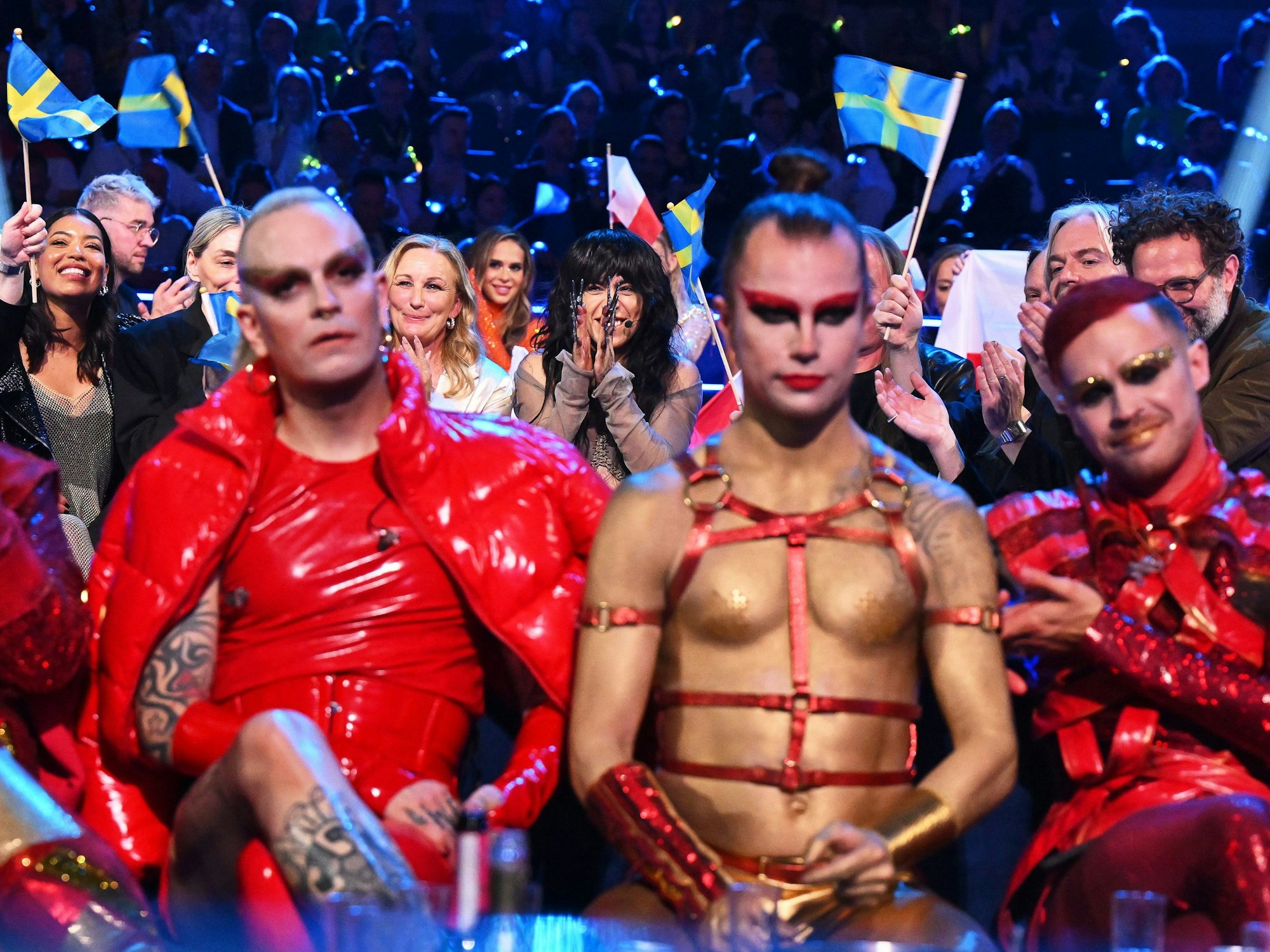 Loreen (hinten Mitte) aus Schweden reagiert während der Abstimmung beim Finale des 67. Eurovision Song Contest (ESC) in Liverpool. Im Vordergrund sind Lord Of The Lost aus Deutschland zu sehen.