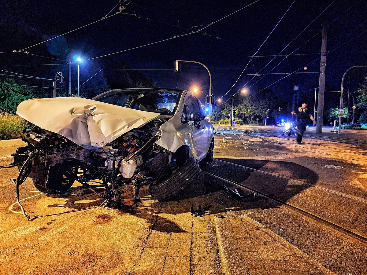 Sonntag, 14. Mai: Nur noch Schrott: Ein stark deformiertes Auto steht nach einem Unfall auf einer Straße. Ein Autofahrer und zwei jugendliche Kradfahrerinnen sind bei einer Kollision in Mülheim an der Ruhr schwer verletzt worden. Der 27-jährige Mann habe die an einer roten Ampel wartenden 17-Jährige und ihre gleichaltrige Sozia mit seinem Wagen überholt und touchiert, teilte die Polizei Mülheim an der Ruhr am Sonntag mit. Alle drei mussten ins Krankenhaus.