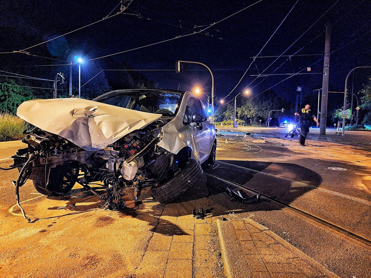 Sonntag, 14. Mai: Nur noch Schrott: Ein stark deformiertes Auto steht nach einem Unfall auf einer Straße. Ein Autofahrer und zwei jugendliche Kradfahrerinnen sind bei einer Kollision in Mülheim an der Ruhr schwer verletzt worden. Der 27-jährige Mann habe die an einer roten Ampel wartenden 17-Jährige und ihre gleichaltrige Sozia mit seinem Wagen überholt und touchiert, teilte die Polizei Mülheim an der Ruhr am Sonntag mit. Alle drei mussten ins Krankenhaus.