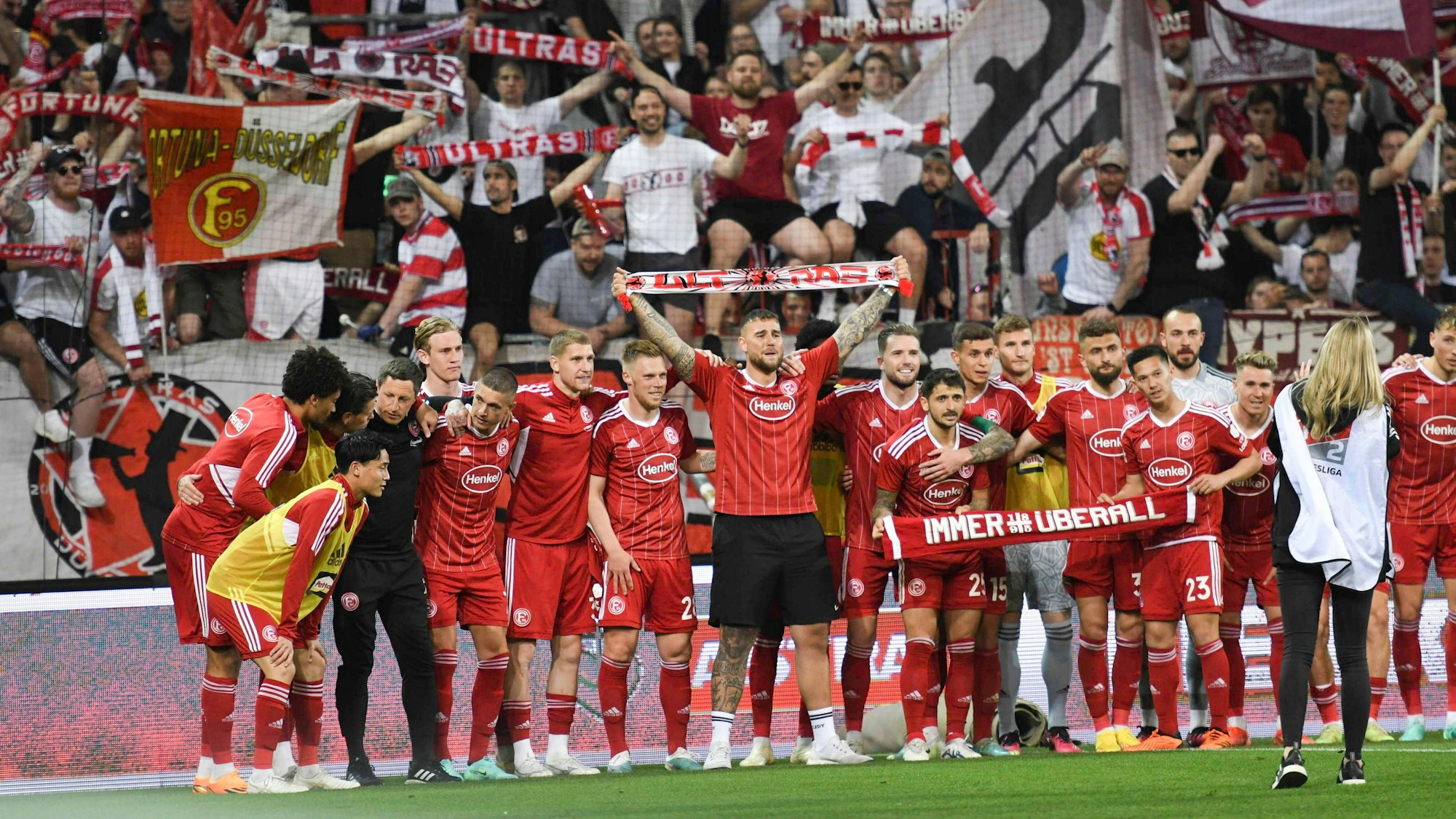 Fortunas Vorsänger Marvion posiert mit Schal mit den Profis von Fortuna Düsseldorf.