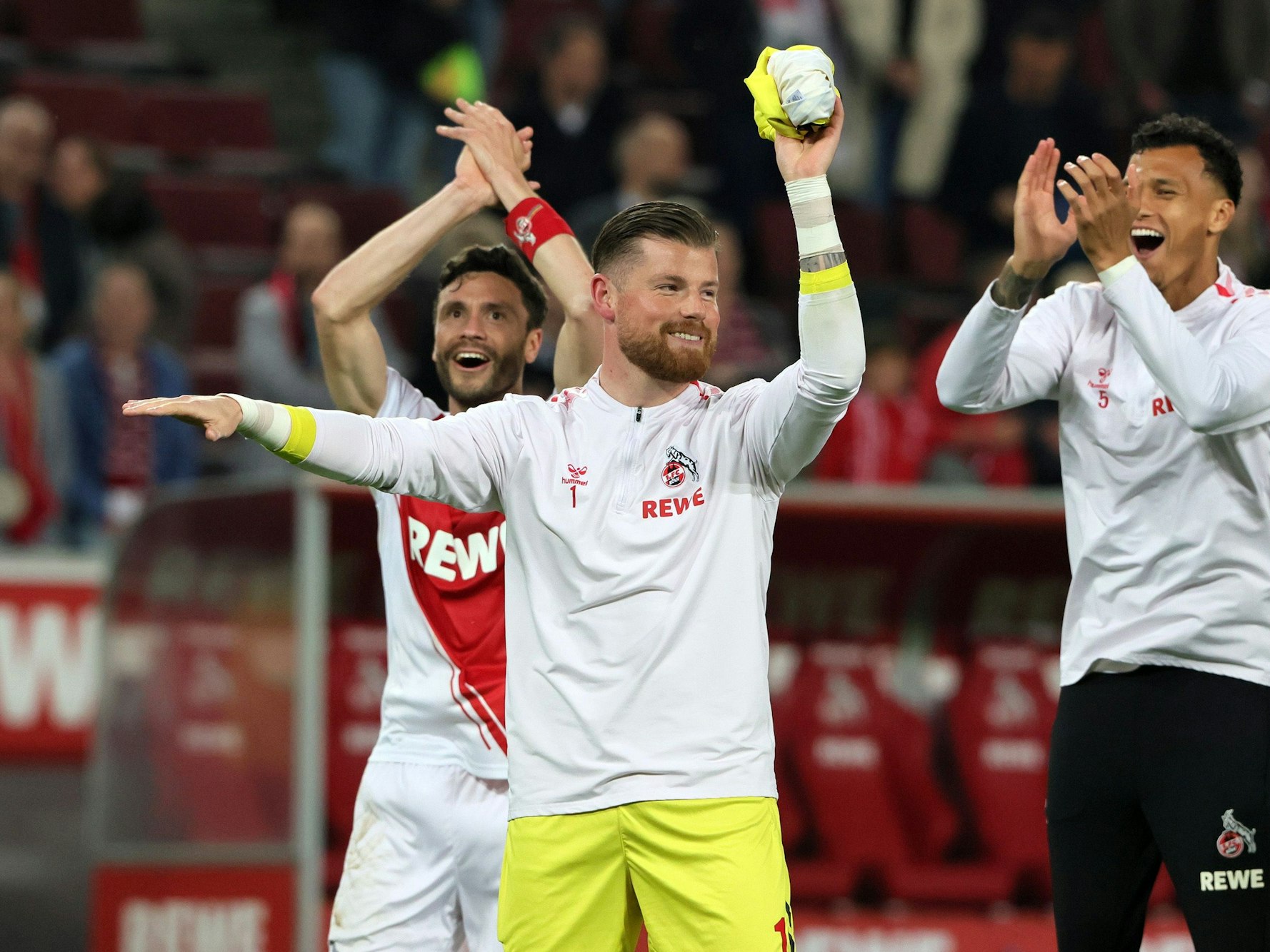 Timo Horn tanzt vor der Südkurve des 1. FC Köln.