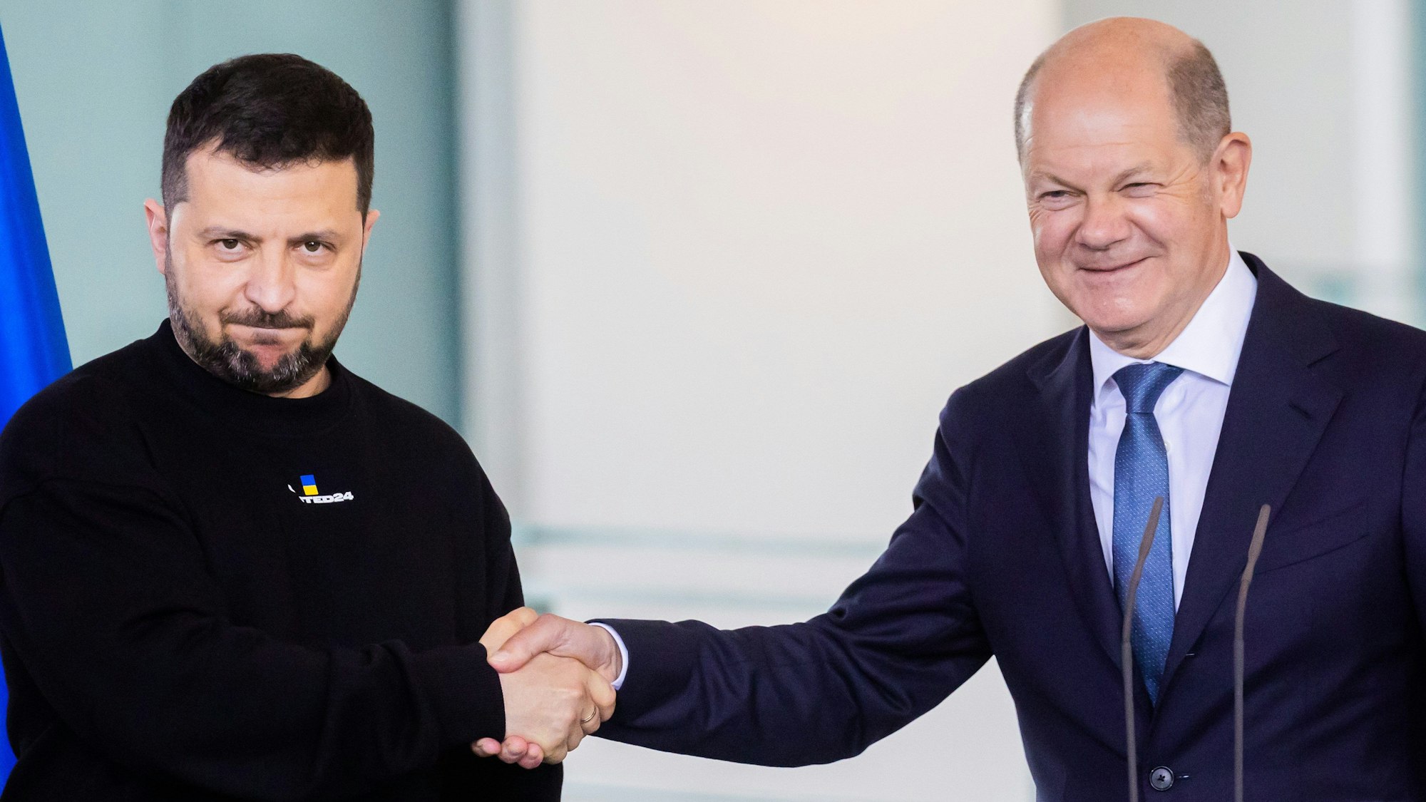 Wolodymyr Selenskyj, Präsident der Ukraine, und Bundeskanzler Olaf Scholz (r, SPD) schütteln sich am Ende einer Pressekonferenz nach ihrem Gespräch im Bundeskanzleramt die Hand.