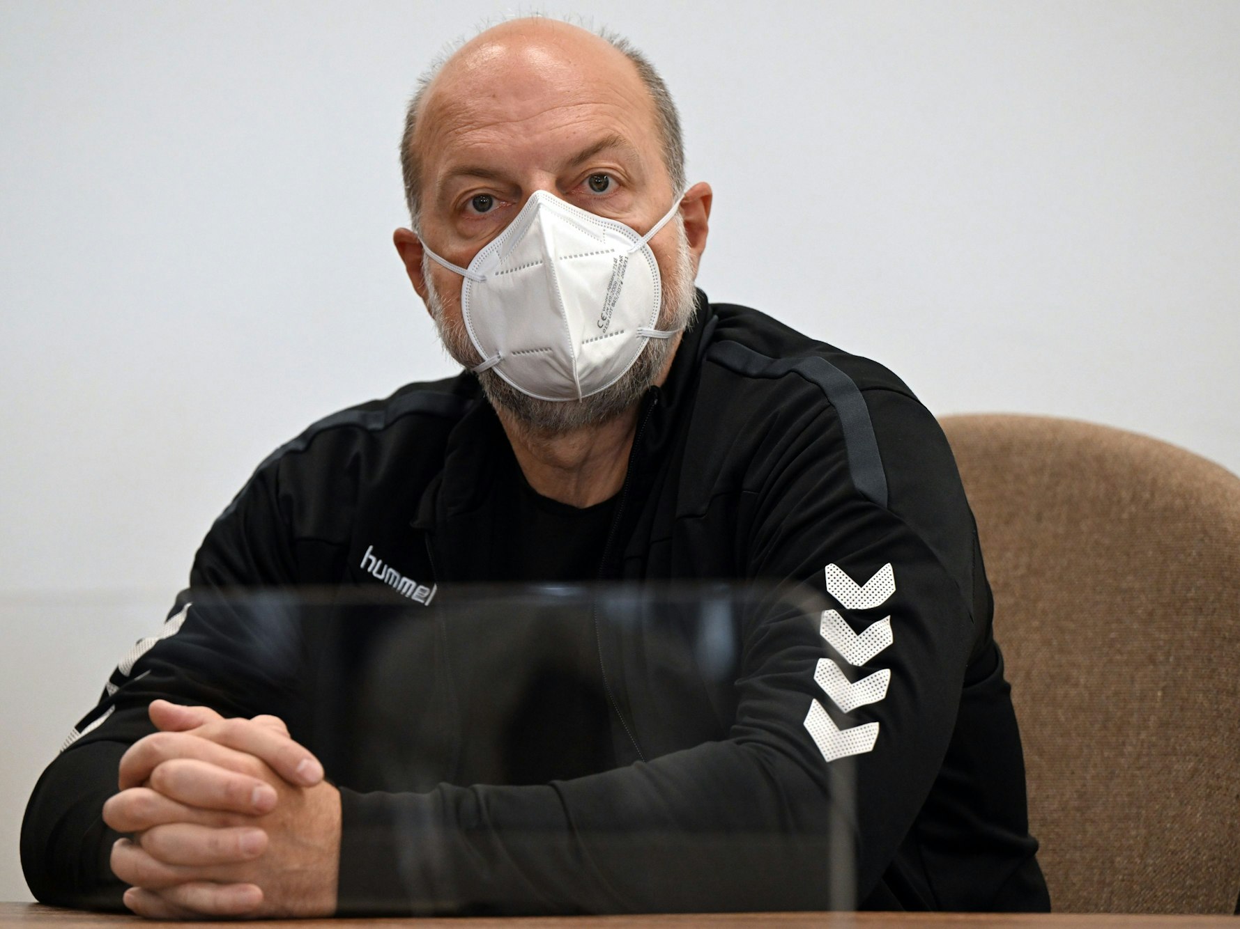 Thomas Drach, Angeklagter, wartet auf den Beginn des Prozesses.