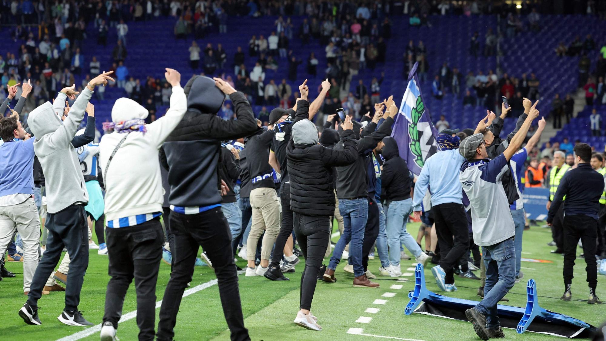 Espanyol-Fans stürmen den Platz, als der FC Barcelona die spanische Meisterschaft feiert.
