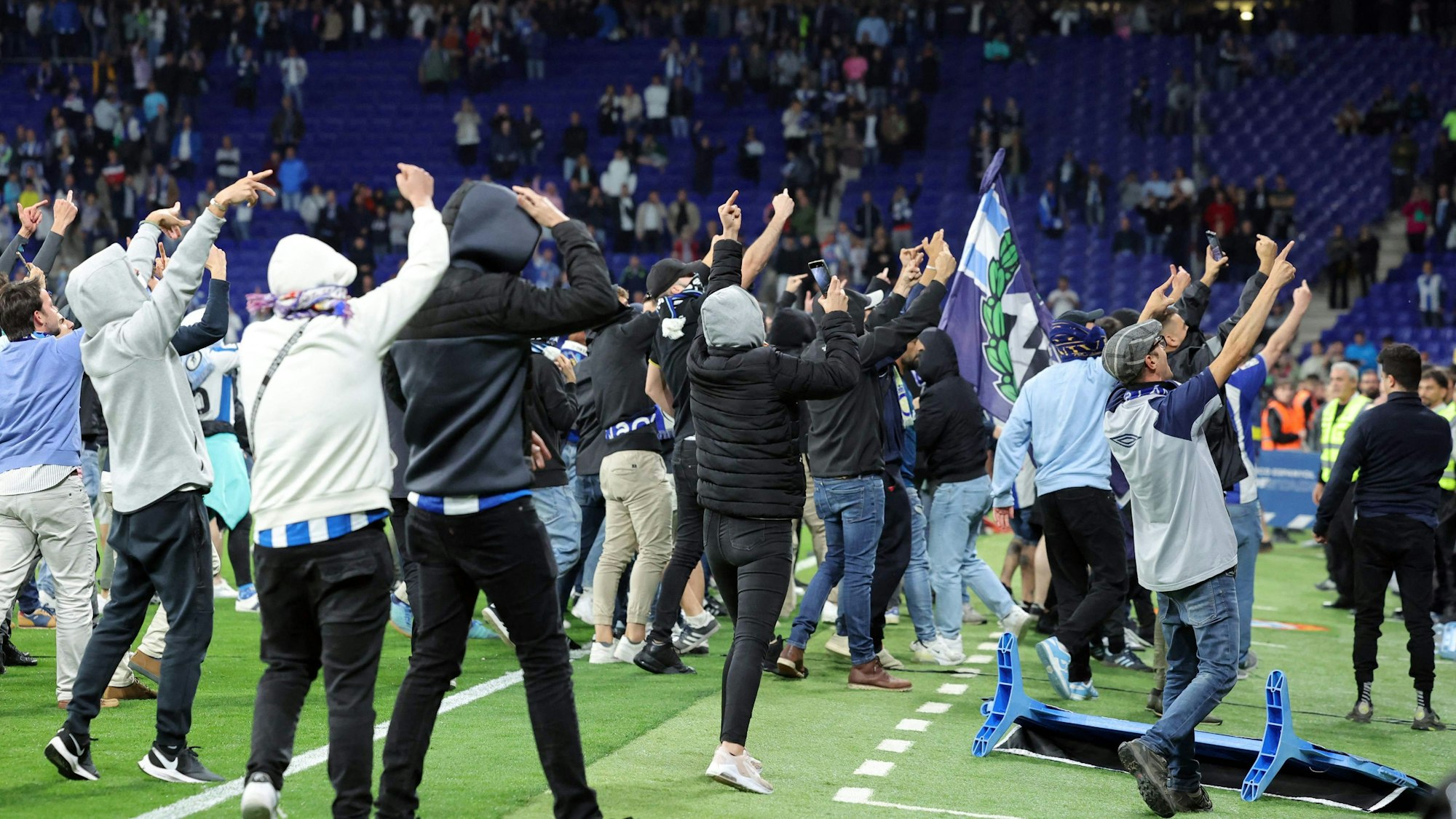 Espanyol-Fans stürmen den Platz, als der FC Barcelona die spanische Meisterschaft feiert.