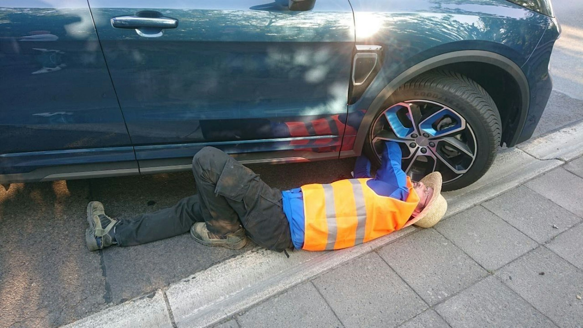 Ein Aktivist der „Letzten Generation“ klebte sich in Berlin am 15. Mai gar am Autoreifen fest.