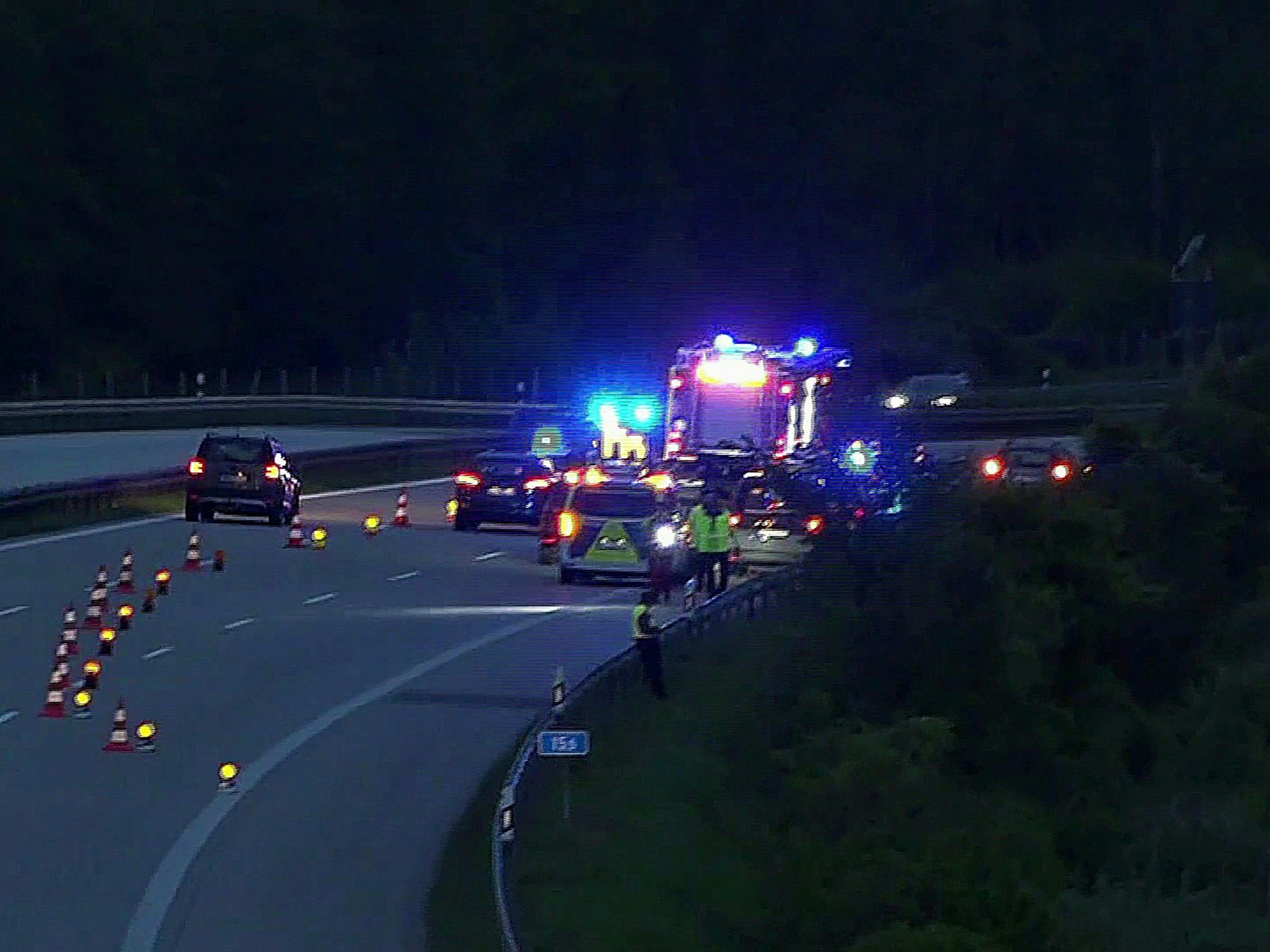 Polizisten sichern den Tatort an der A9 ab.