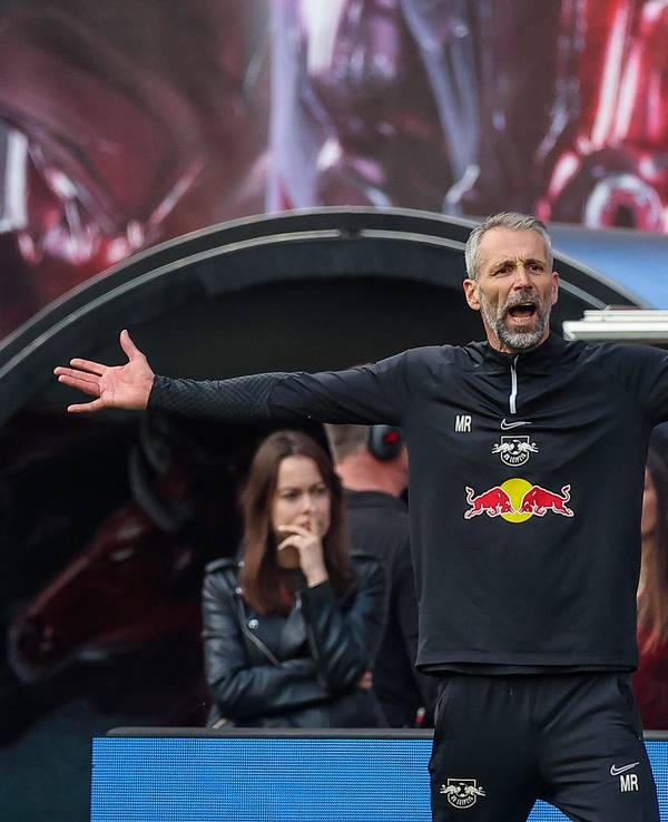 Leipzigs Trainer Marco Rose gestikuliert entsetzt am Spielfeldrand.
