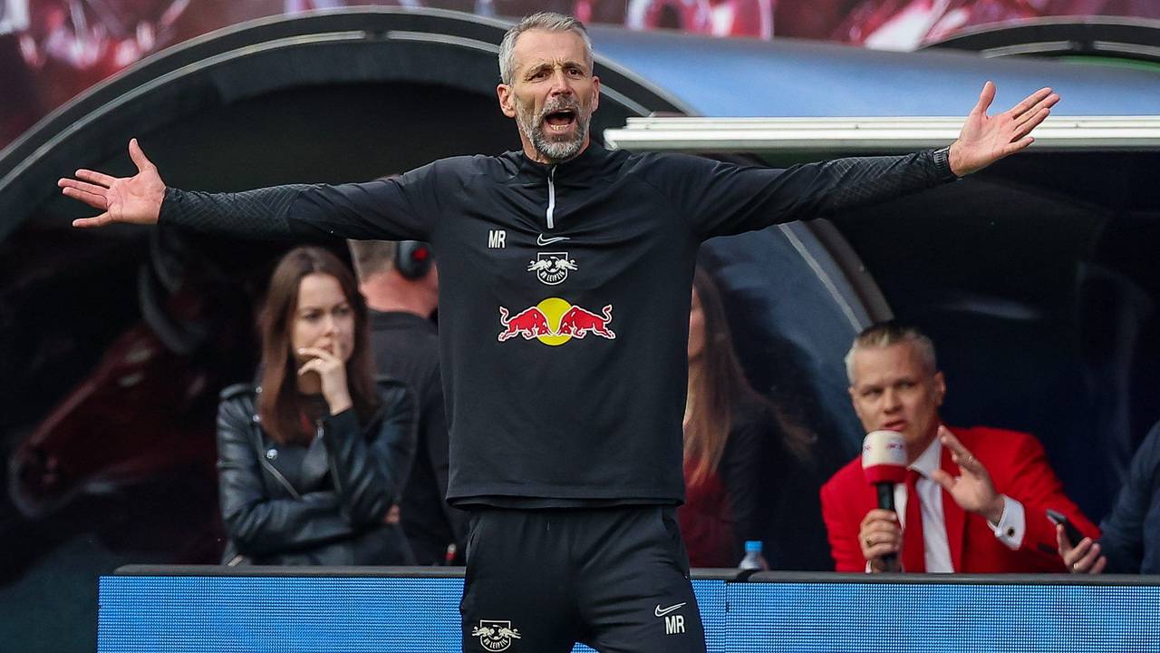 Leipzigs Trainer Marco Rose gestikuliert entsetzt am Spielfeldrand.