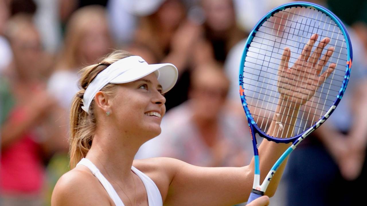 Maria Scharapowa bedankt sich nach einem Match in Wimbledon bei den Fans.