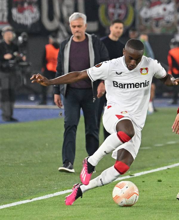 Moussa Diaby (Leverkusen) fürhrt den Ball am Fuß, Roms Lorenzo Pellegrini läuft hinterher.