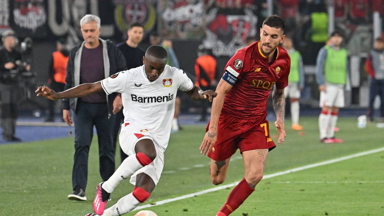 Moussa Diaby (Leverkusen) fürhrt den Ball am Fuß, Roms Lorenzo Pellegrini läuft hinterher.