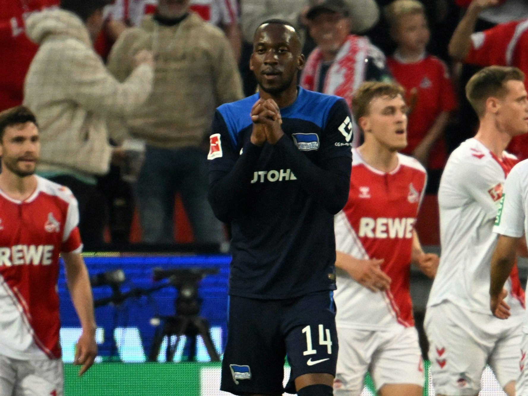 Herthas Dodi Lukebakio ist nach einem Tor für den 1. FC Köln bedient.