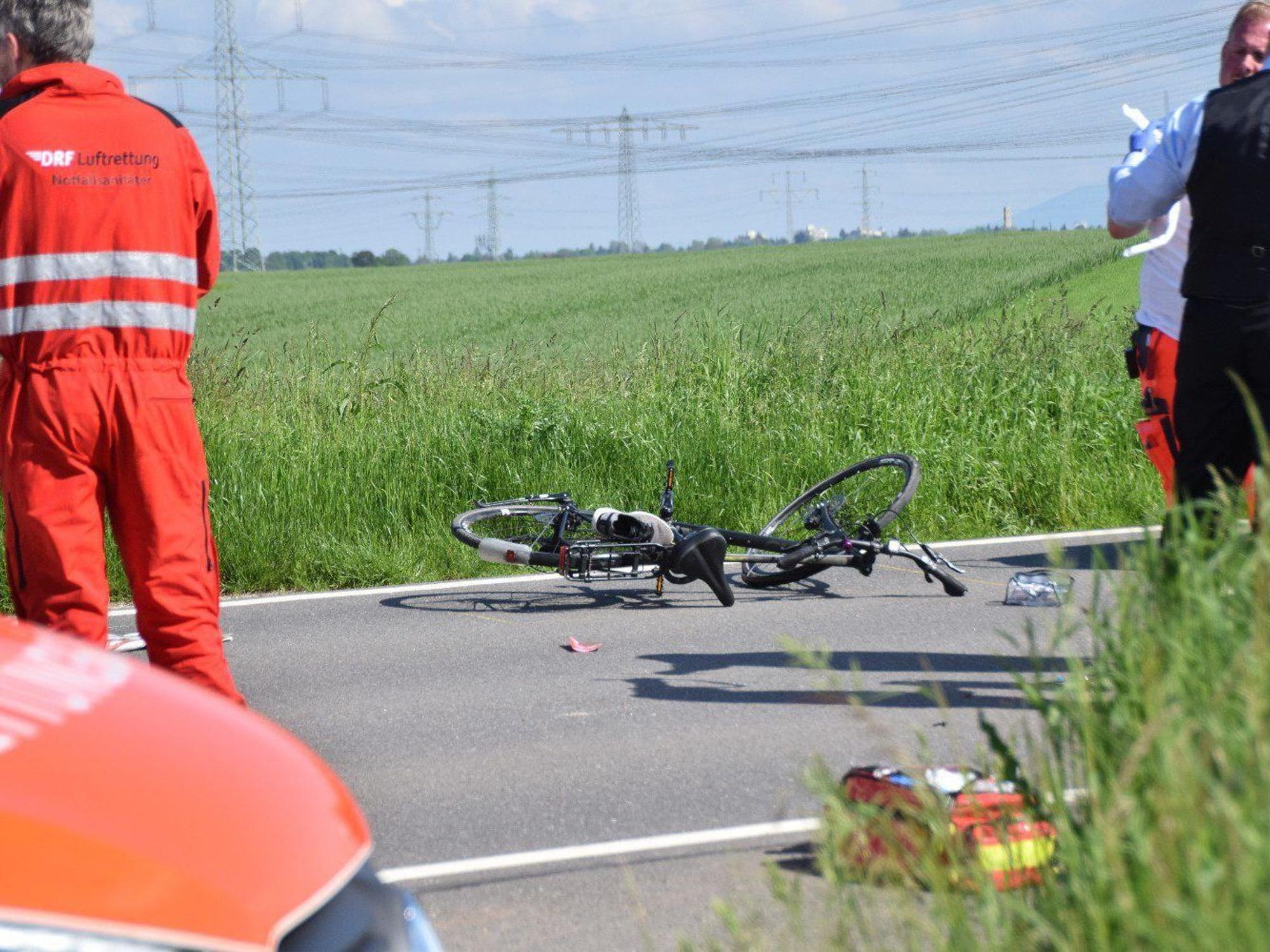 Ein zerstörtes Rad liegt nach einem Unfall auf der Kreisstraße 4147 zwischen Plankstadt (Rhein-Neckar-Kreis) und Heidelberg-Wieblingen.