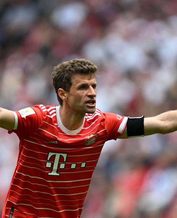Thomas Müller (FC Bayern) reagiert auf dem Platz.