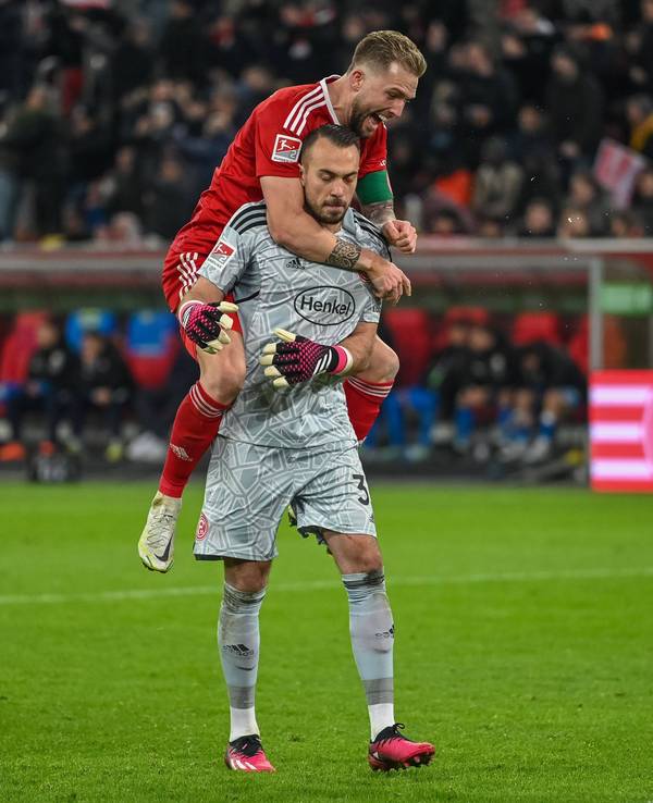 Florian Kastenmeier jubelt mit Fortuna Düsseldorfs Kapitän Andre Hoffmann.