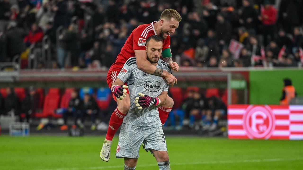 Florian Kastenmeier jubelt mit Fortuna Düsseldorfs Kapitän Andre Hoffmann.