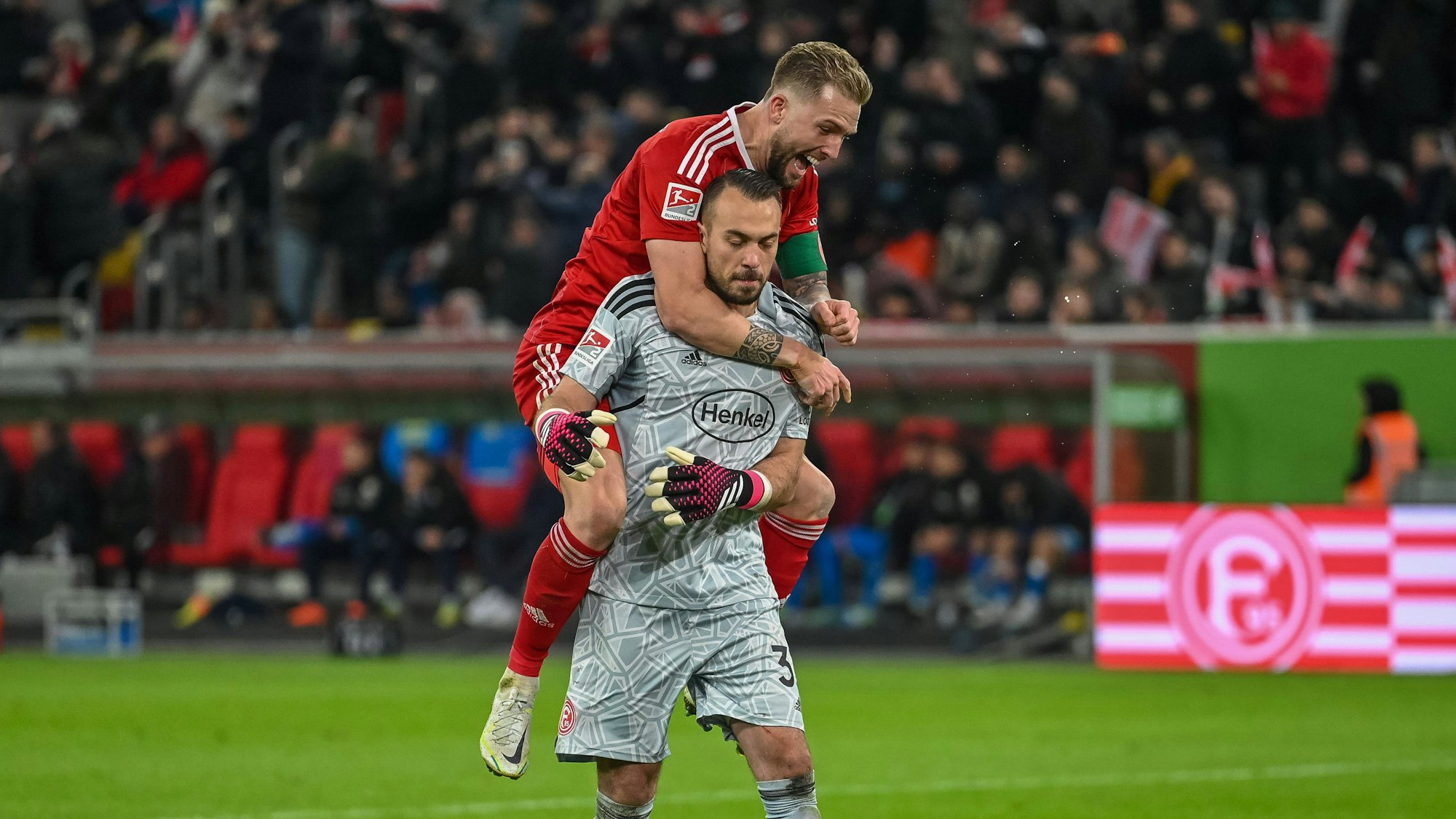 Florian Kastenmeier jubelt mit Fortuna Düsseldorfs Kapitän Andre Hoffmann.