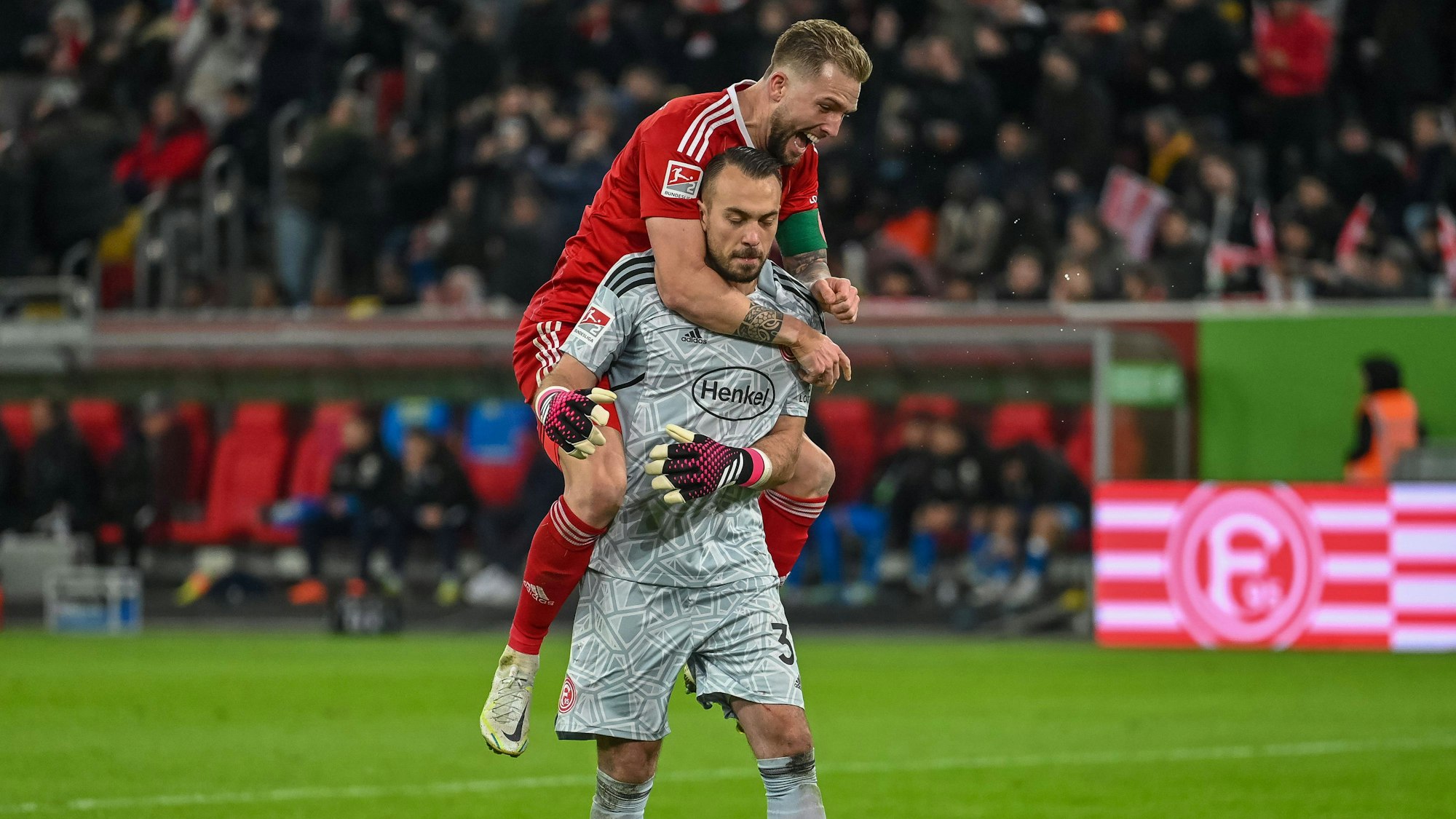 Florian Kastenmeier trägt Andre Hoffmann auf den Schultern.