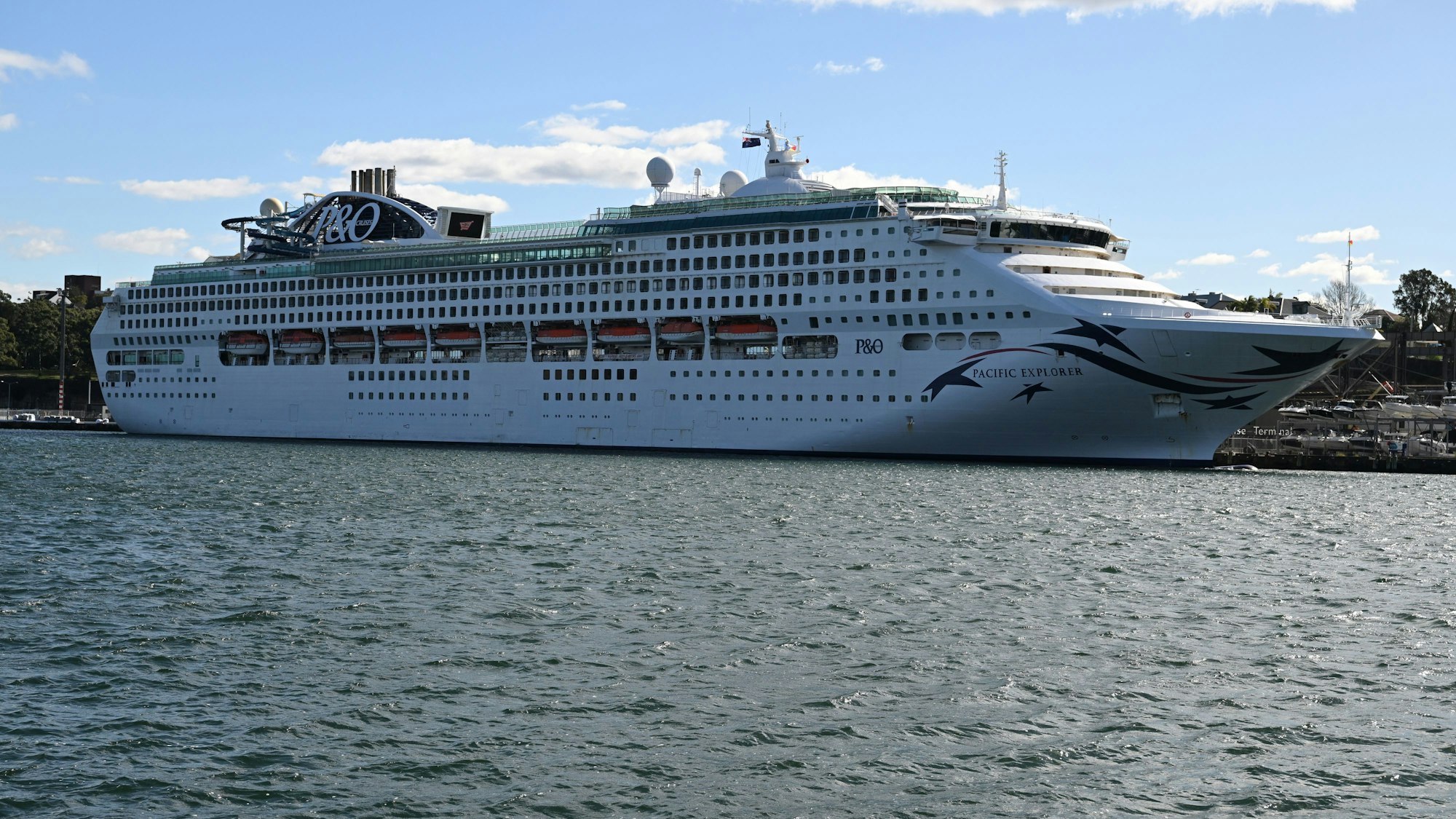 2017 fuhr die P&O Pacific Aria direkt in einen Zyklon, die entspannte Fahrt wurde zu einer „Kreuzfahrt in die Hölle“. Unser Symbolfoto zeigt ein anderes Schiff der Flotte, das Flaggschiff Pacific Explorer Cruise (in Sydney).