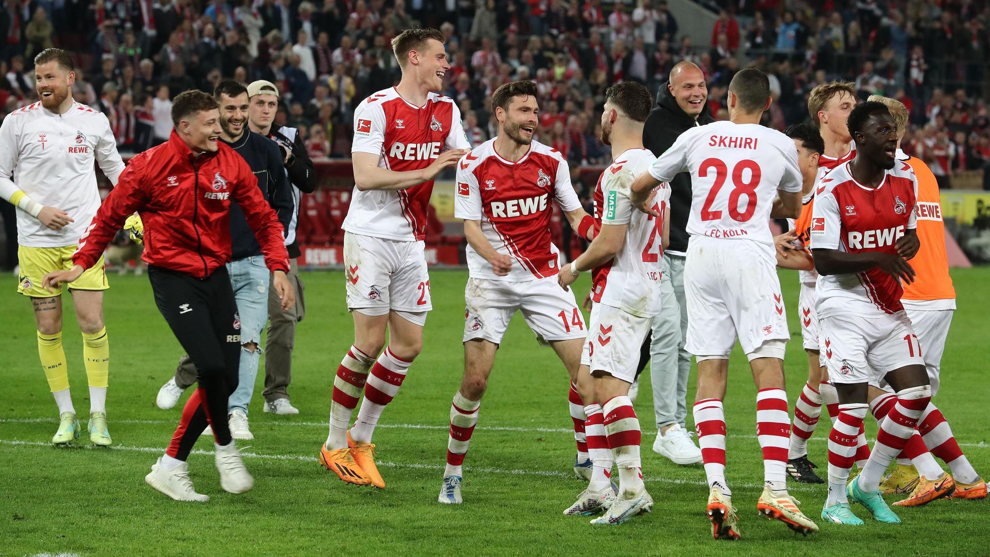 1. FC Köln gegen Hertha BSC Berlin: FC-Jubel nach dem Sieg vor der Südtribüne.