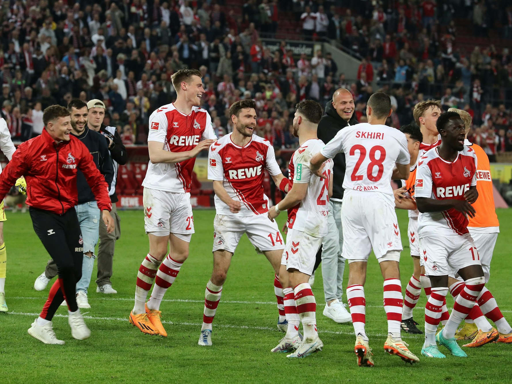 Die Spieler des 1. FC Köln bejubeln den Sieg gegen Hertha.
