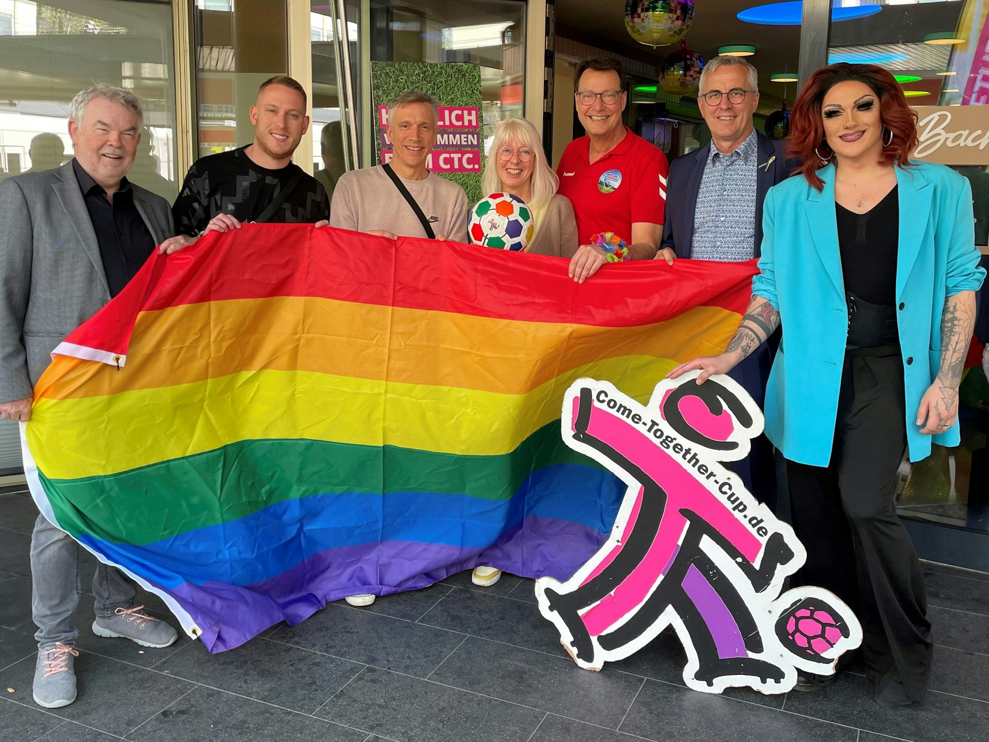Die Unterstützer des Come-Together-Cups posieren gemeinsam.