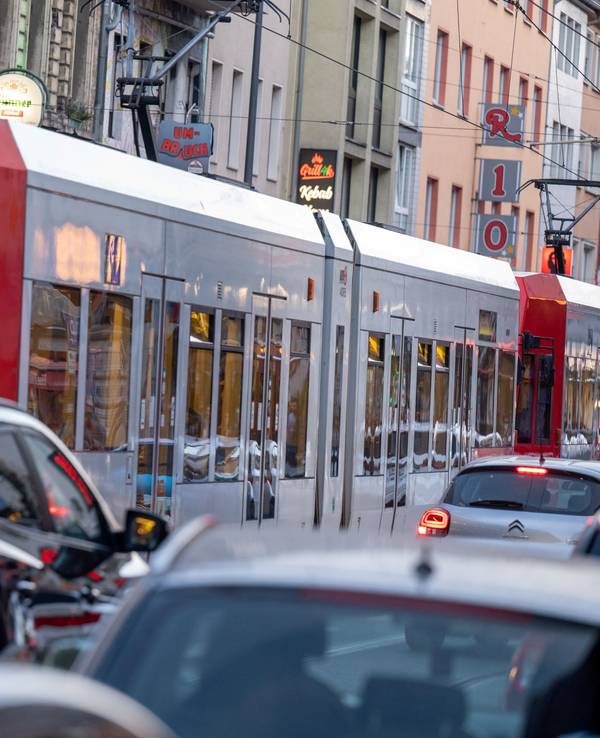 Eine KVB-Stadtbahn der Linie 9 fährt durch die Zülpicher Straße.