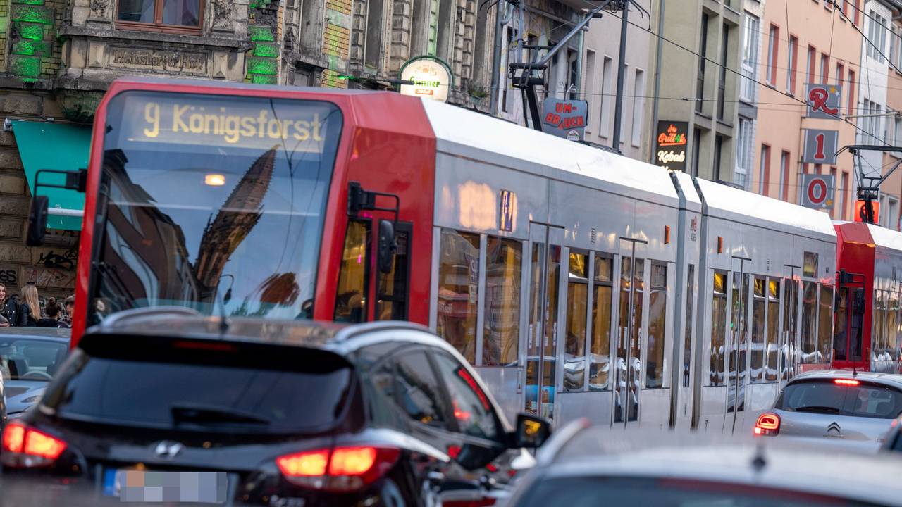 Eine KVB-Stadtbahn der Linie 9 fährt durch die Zülpicher Straße.
