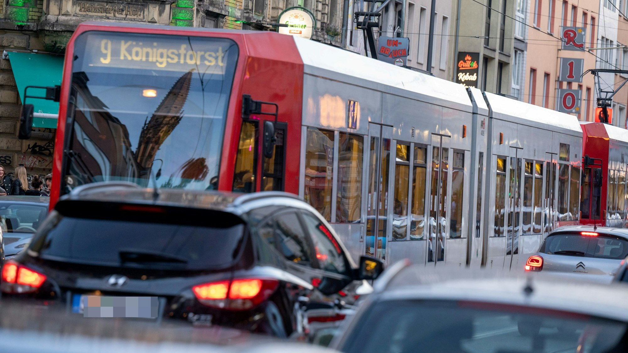 Eine KVB-Stadtbahn der Linie 9 fährt durch die Zülpicher Straße.