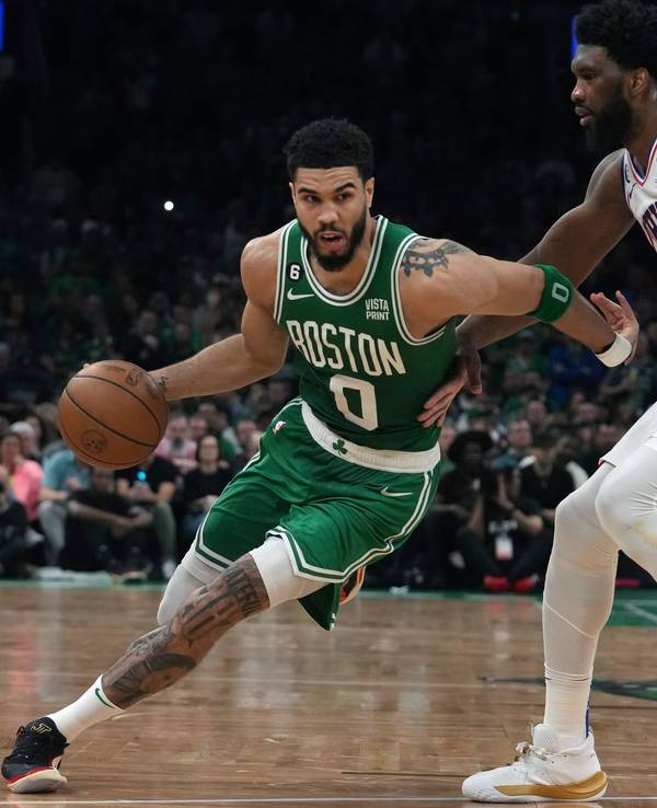 Jayson Tatum dribbelt gegen Joel Embiid.