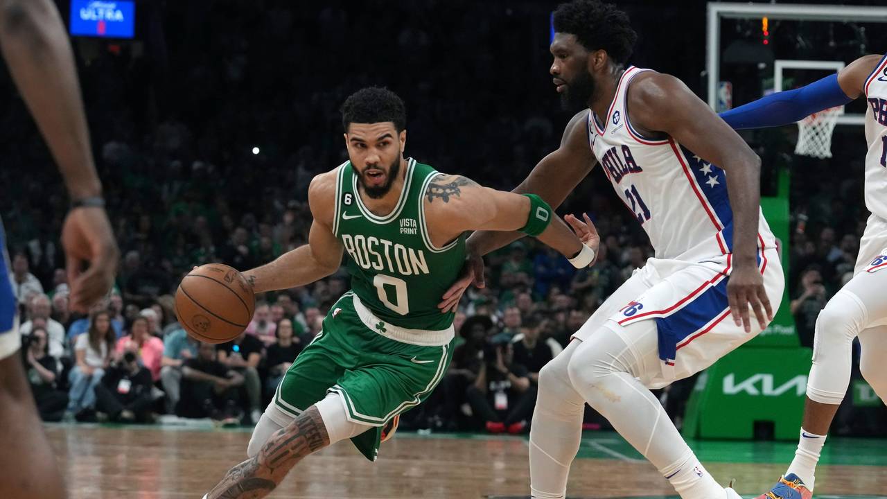 Jayson Tatum dribbelt gegen Joel Embiid.